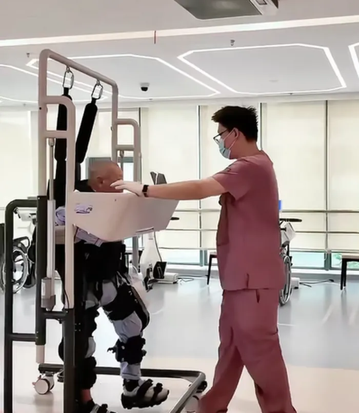 Dual-Column Lower-Limb Robotic Exoskeleton &mdash; photo 1